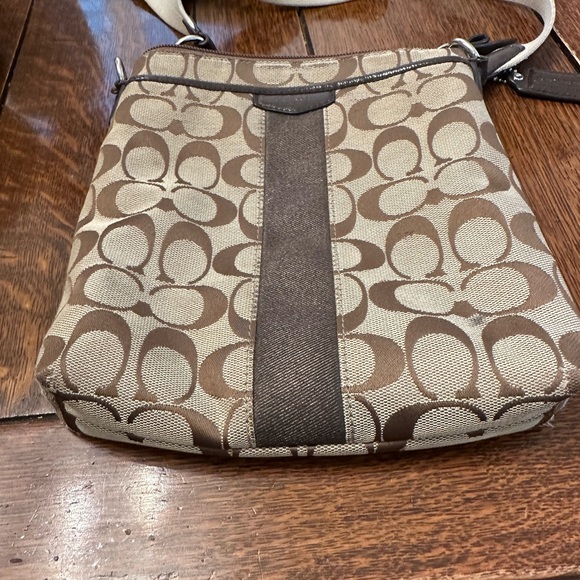Coach Signature Crossbody Purse - Picture 4 of 10